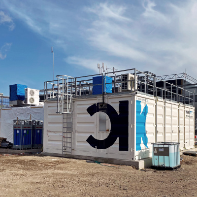 RePoSe Projektbild Frontansicht der größten Prionieranlage zur Herstellung von E-Fuels von Ineratec in Frankfurt am Main.