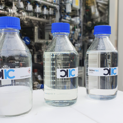 P2Fuels Projektbild Ineratec e-Fuels und Chemikalien vor einem Reaktor.