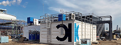 Frontansicht der größten Prionieranlage zur Herstellung von E-Fuels von Ineratec in Frankfurt am Main.