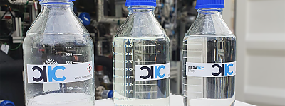 Ineratec e-Fuels und Chemikalien vor einem Reaktor.