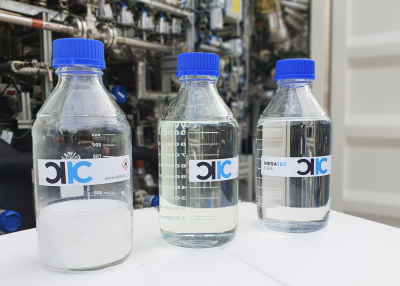 Ineratec e-Fuels und Chemikalien vor einem Reaktor.