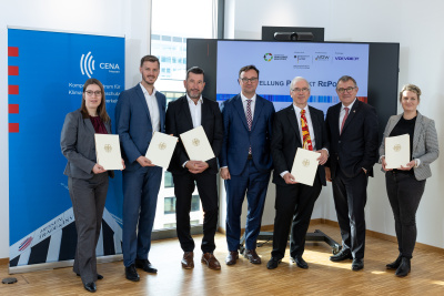 Förderbescheidübergabe für das Projekt RePoSe. Auf dem Foto (v. l. n. r.): Dr. Andrea Gassmann (Fraunhofer IWKS), Dr. Tim Böltken (Ineratec), Dr. Ralf Ehret (Provadis Hochschule), Oliver Luksic (PStS BMDV), Dr. Alexander Zschocke (CENA), Dr. Rainer Waldschmidt (HTAI) und Dr. Christiane Bucher (Fraunhofer LBF).